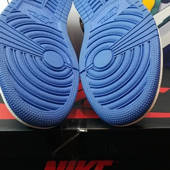 Air Jordan 1 Retro High OG "Royal Toe" - Picture 4 of 8